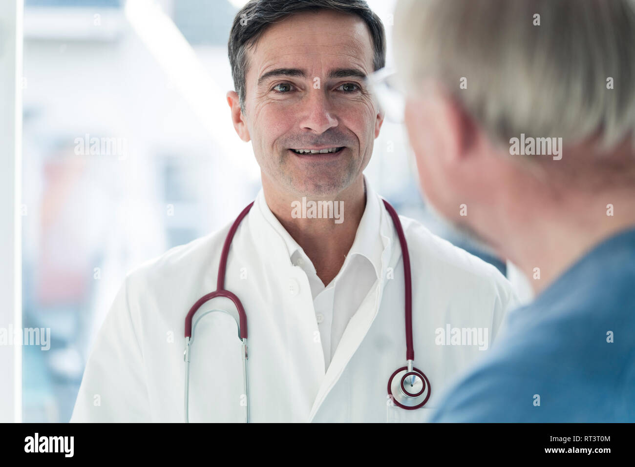 Ritratto di medico sorridente guardando al paziente Foto Stock