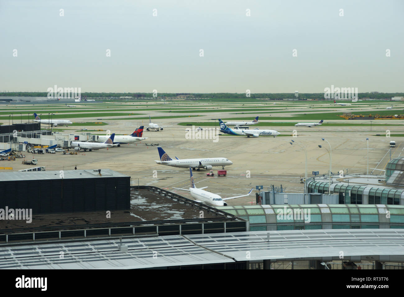 CHICAGO, Illinois, Stati Uniti - Maggio 11th, 2018: Molte compagnie aeree jet parcheggio sulla posizione del gate all'Aeroporto Internazionale Chicago O'Hare in Foto Stock