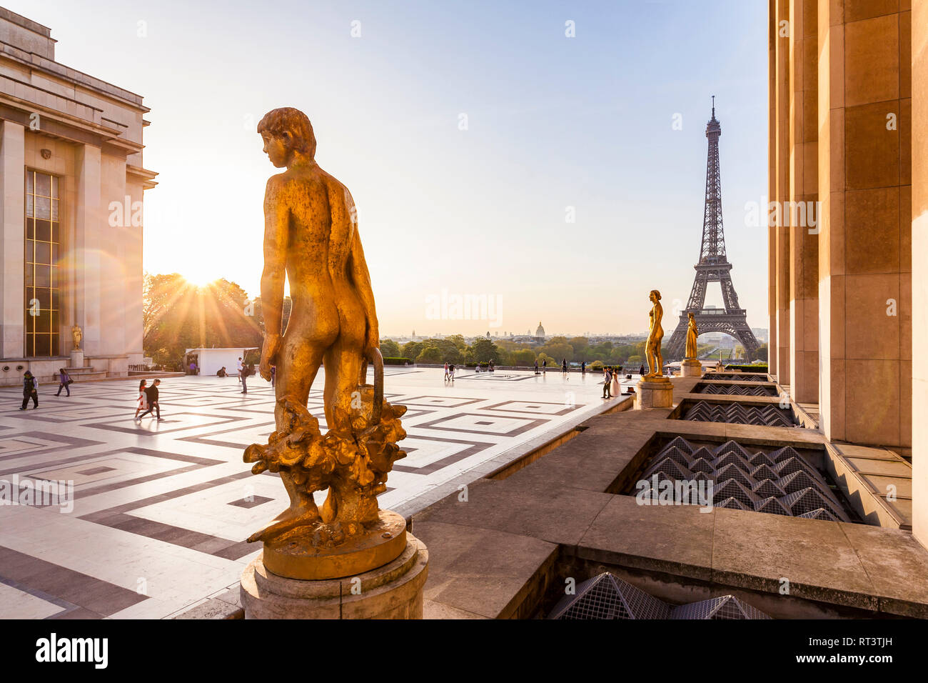 Francia, Parigi Torre Eiffel con statue a Place du Trocadero Foto Stock