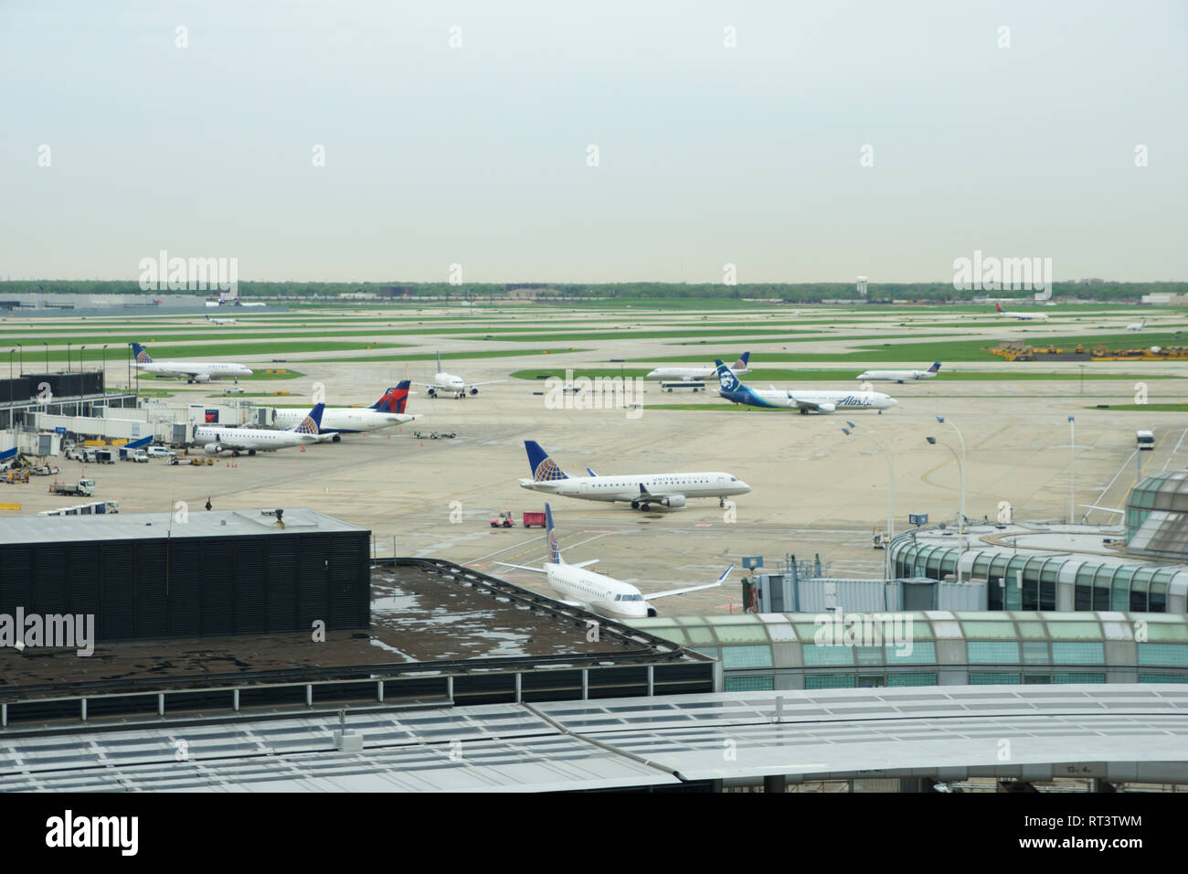 CHICAGO, Illinois, Stati Uniti - Maggio 11th, 2018: Molte compagnie aeree jet parcheggio sulla posizione del gate all'Aeroporto Internazionale Chicago O'Hare in Foto Stock
