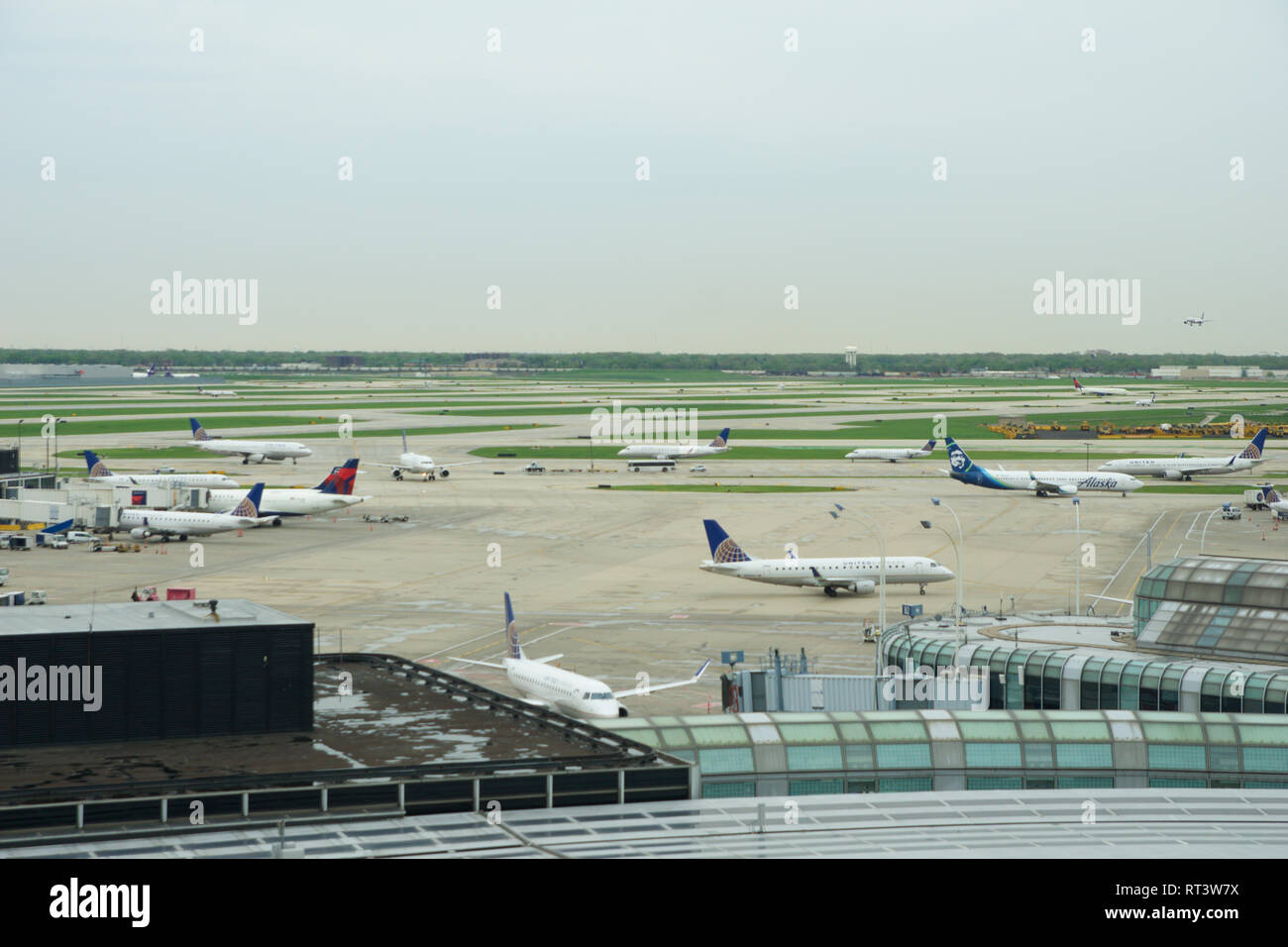 CHICAGO, Illinois, Stati Uniti - Maggio 11th, 2018: Molte compagnie aeree jet parcheggio sulla posizione del gate all'Aeroporto Internazionale Chicago O'Hare in Foto Stock