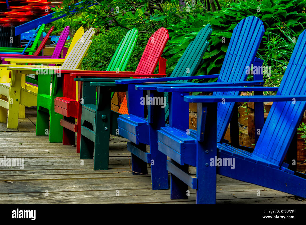 Una fila di dipinto luminosamente Adirondack sedie sul dock a Key Bridge Boat Club di Georgetown, Washington DC Foto Stock
