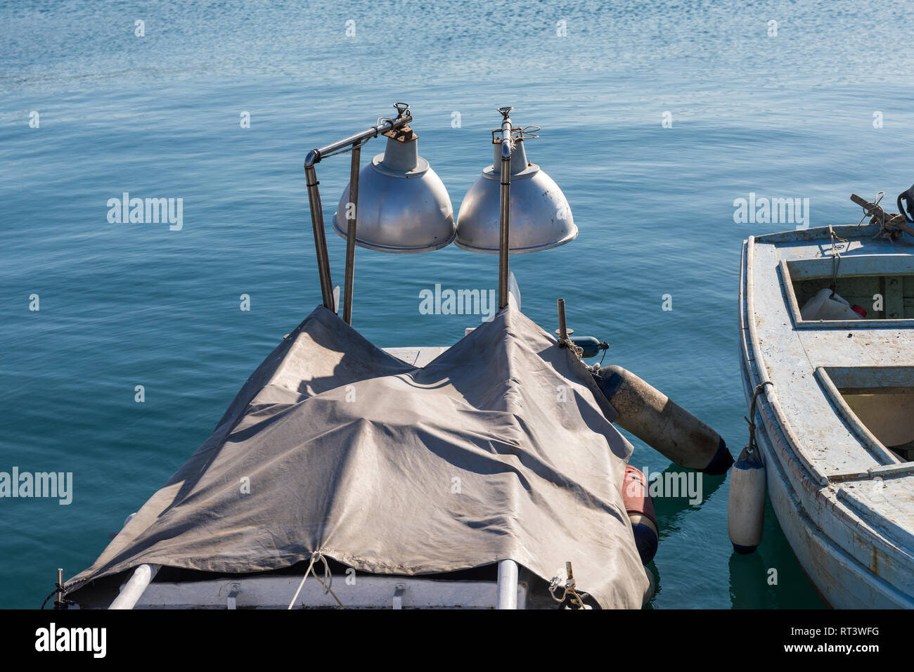 Vecchia barca da pesca con luci per la pesca di notte Foto Stock