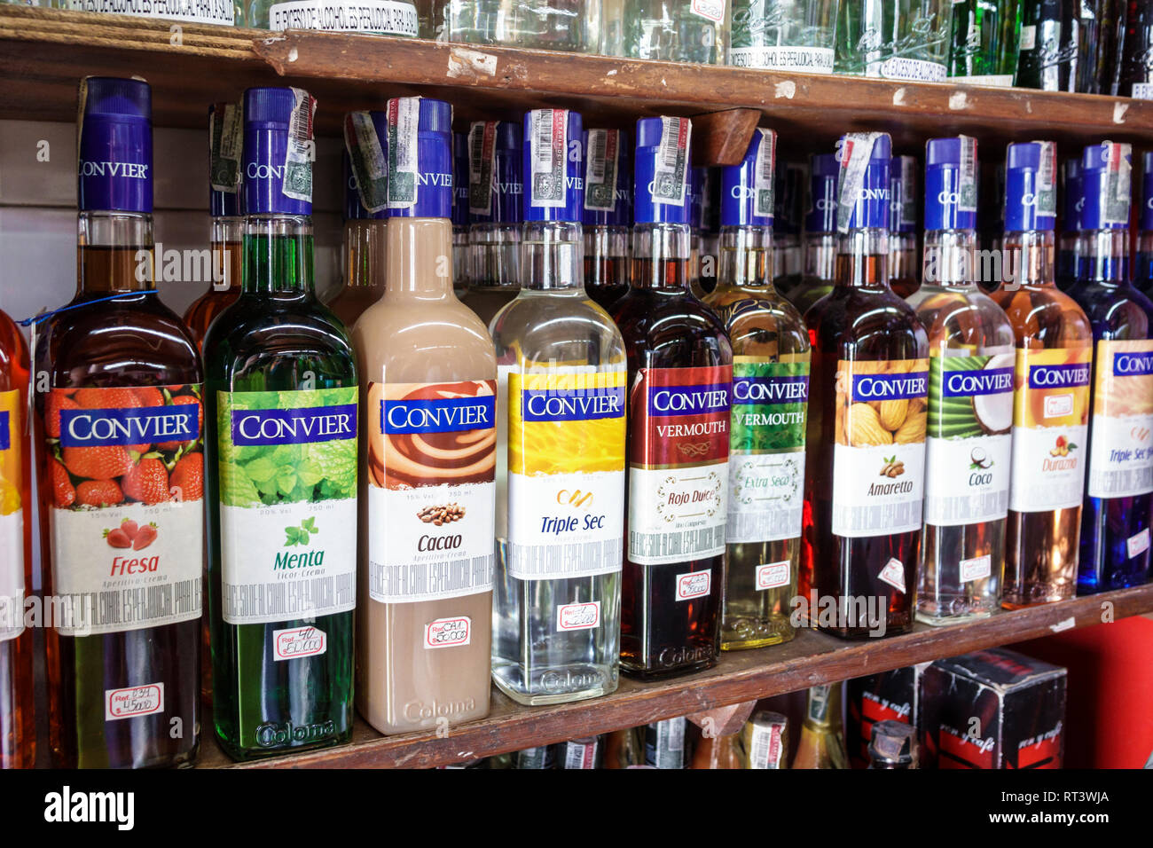 Cartagena Colombia,Centro,Getsemani,minimarket,interno,vendita esposizione,bottiglie di liquore Convier,COL190119057 Foto Stock