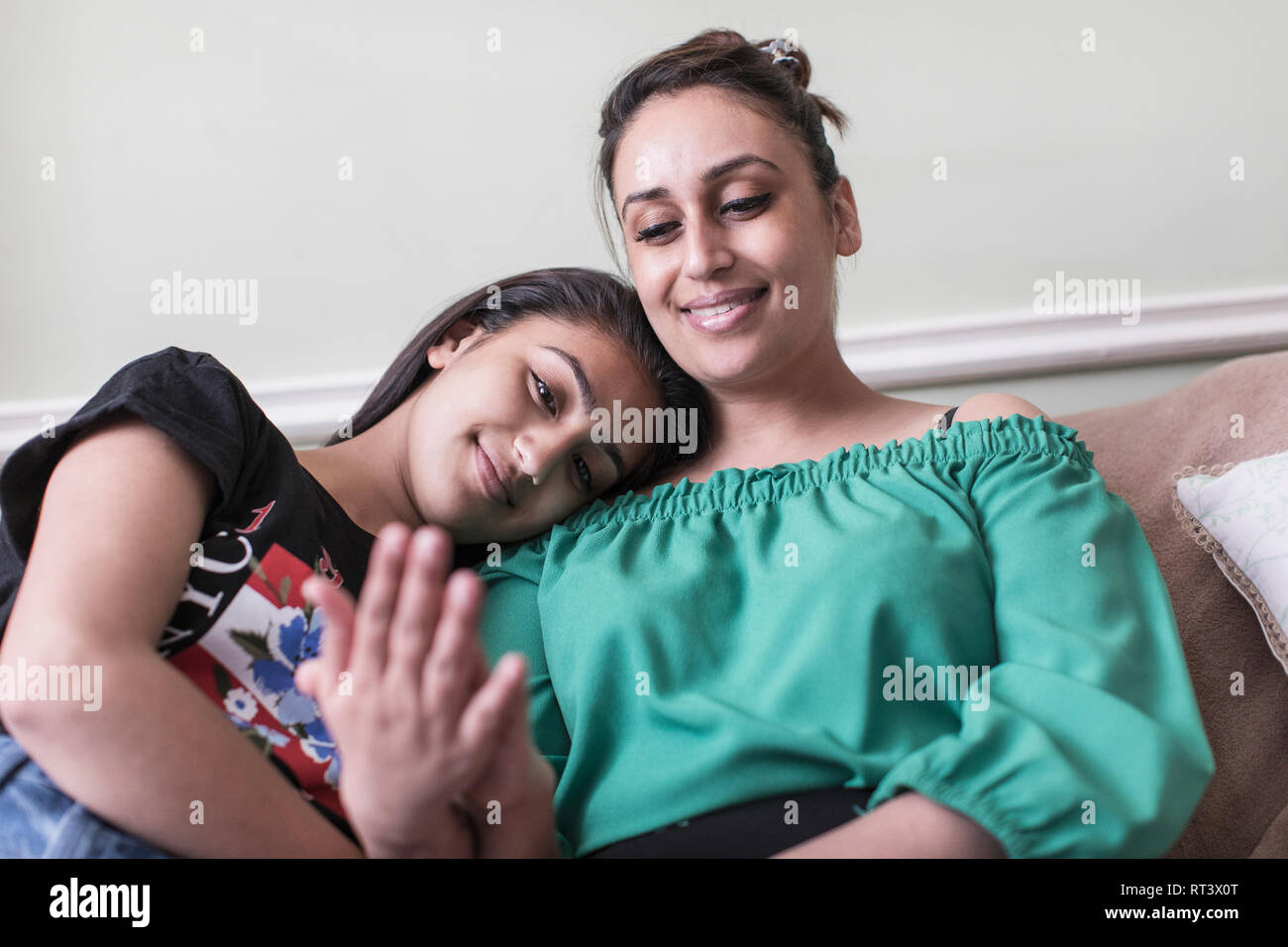 Affettuosa madre e figlia per mano Foto Stock