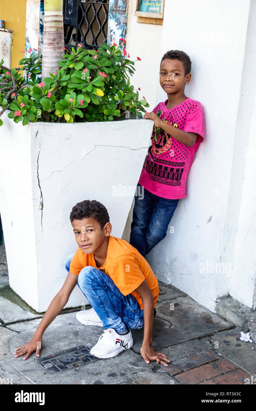 Cartagena Colombia,ispanica Latino etnia immigranti minoritari,residenti,ragazzi,ragazzi,ragazzi ragazzi ragazzi bambini bambini bambini bambini giovani Foto Stock
