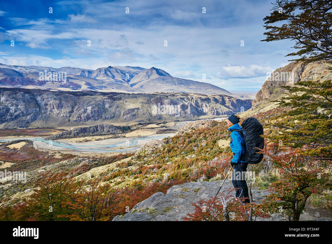 Argentina, Patagonia, El Chalten, donna su un viaggio escursionistico a Fitz Roy e Cerro Torre Foto Stock