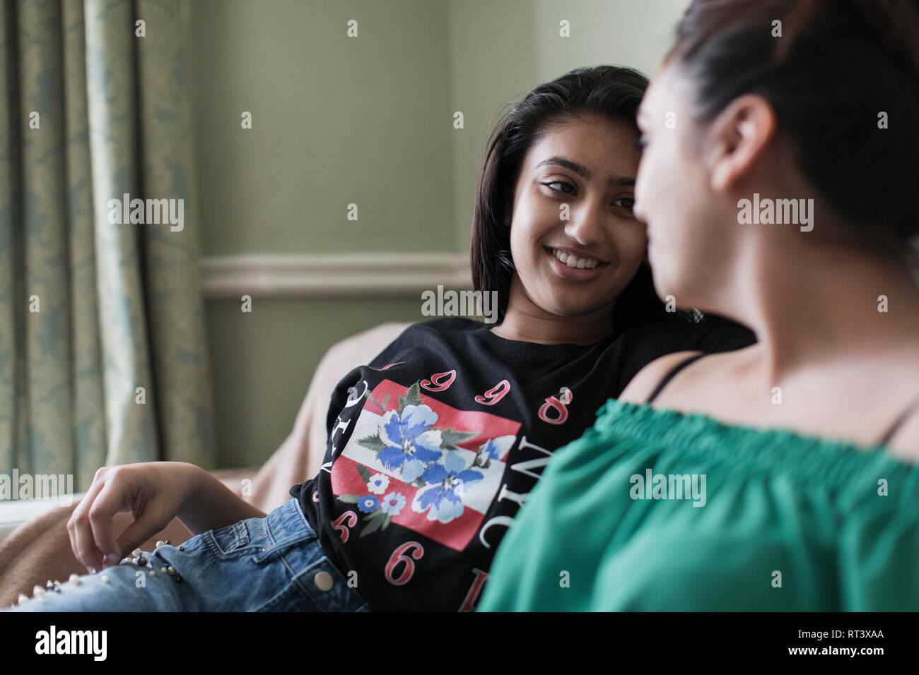 Affettuosa madre e figlia di parlare Foto Stock