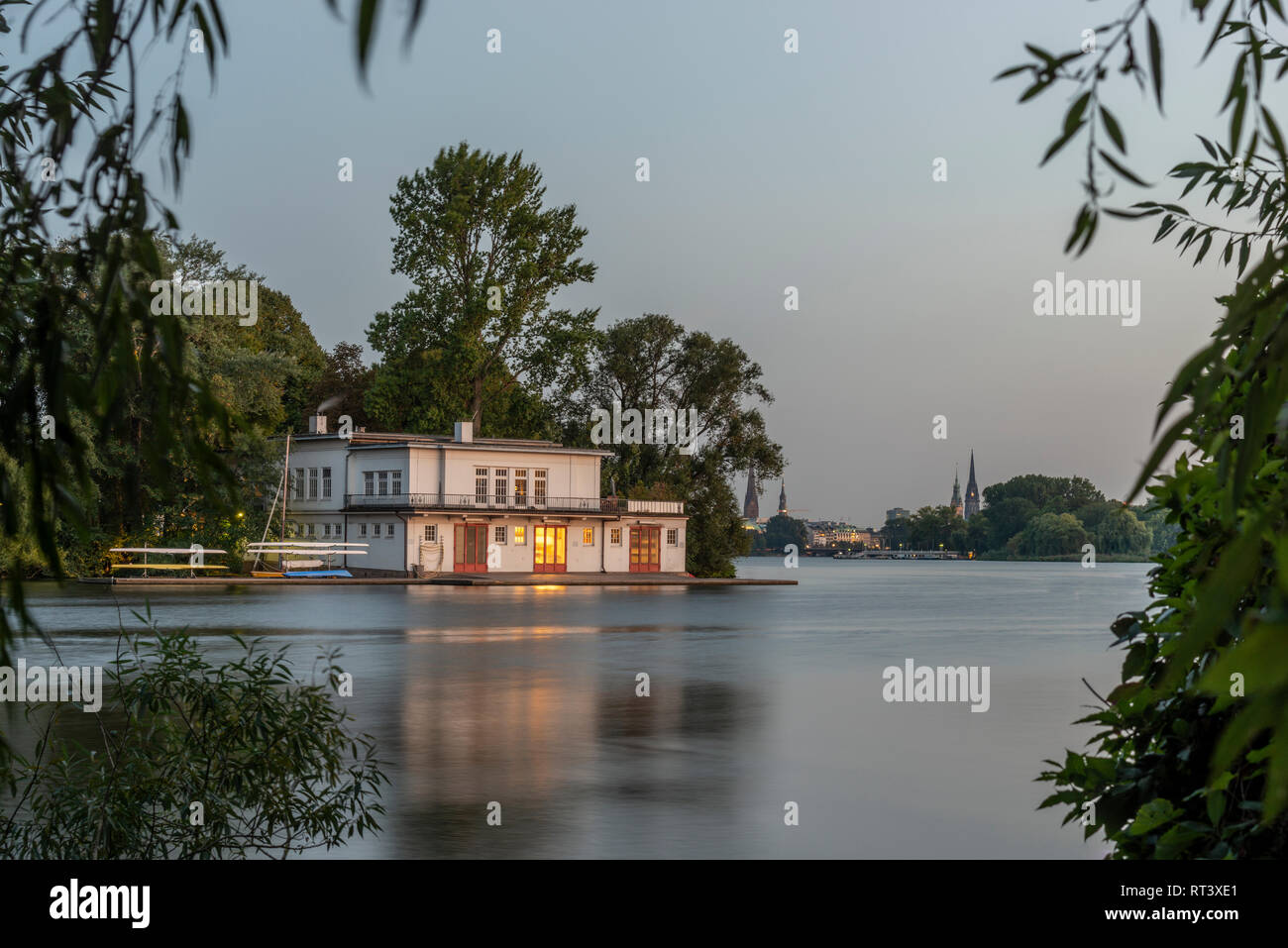 Germania, Amburgo, edificio all'esterno lago Alster Foto Stock