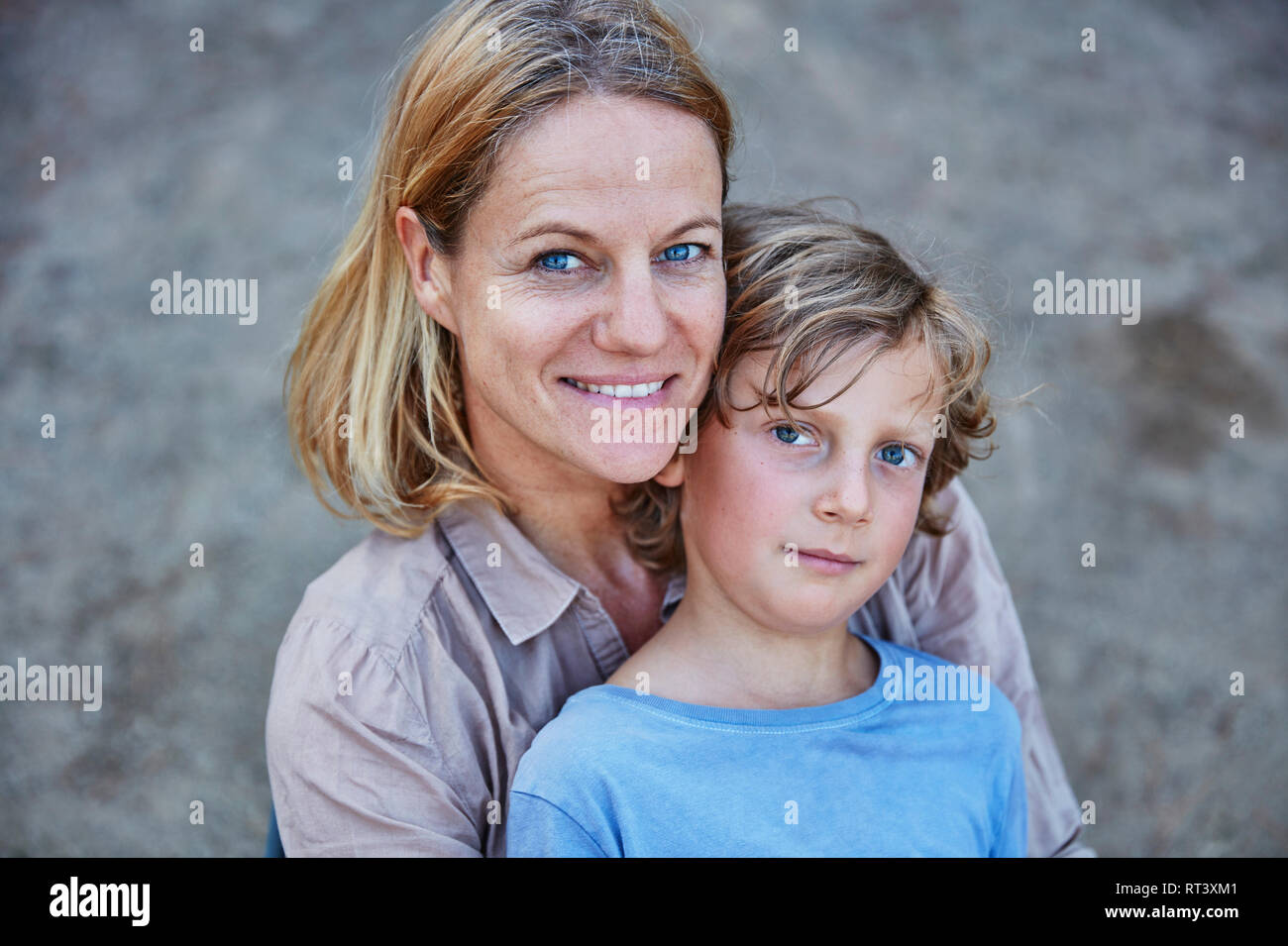 Ritratto di Madre sorridente con figlio all'aperto Foto Stock