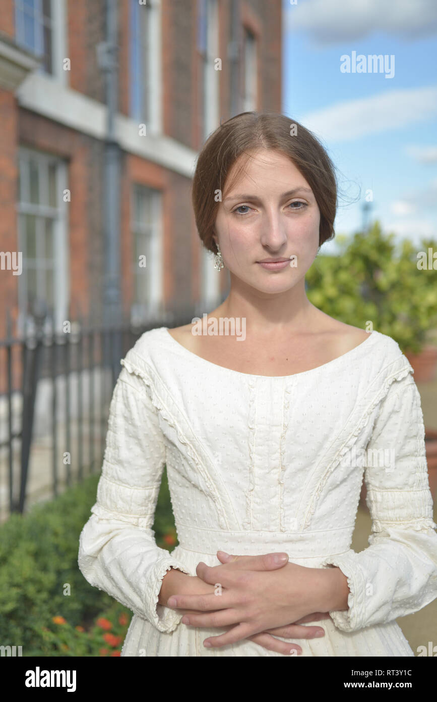 La principessa o la giovane regina Victoria sorge di fronte alla facciata sud del Palazzo di Kensington, il sole splende e lei è giovane e felice Foto Stock