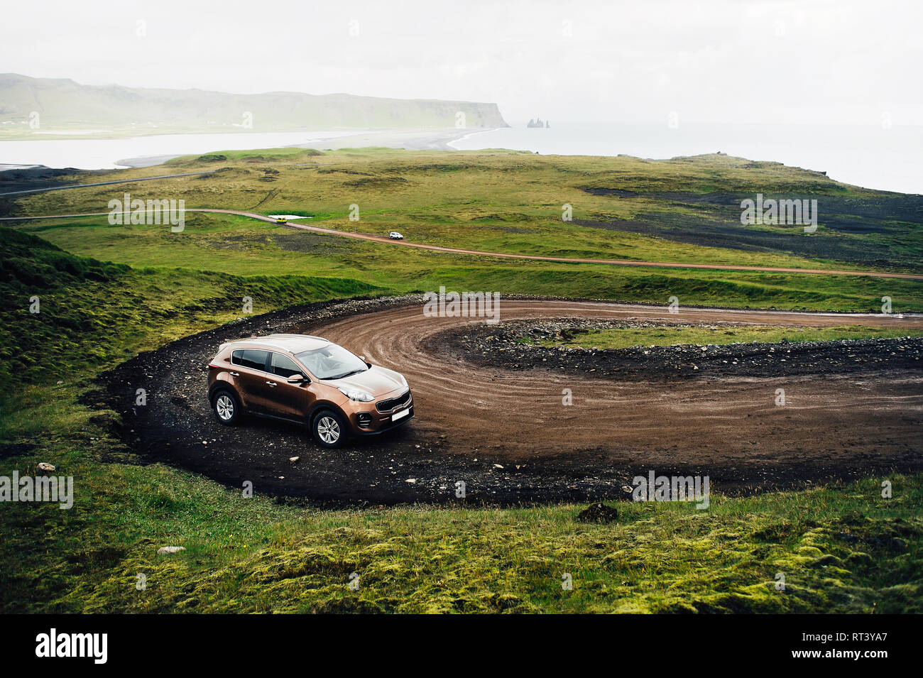 Auto SUV. Concetto di viaggio con grande 4x4 Sport e auto moderna in montagna. L'Islanda. Foto Stock