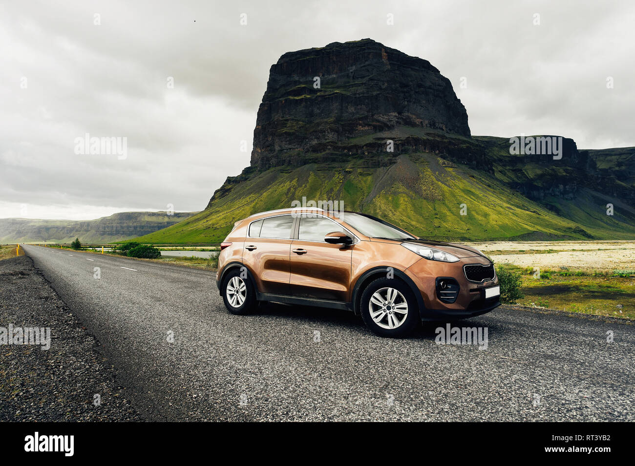 Auto SUV. Concetto di viaggio con grande 4x4 Sport e auto moderna in montagna. L'Islanda. Foto Stock