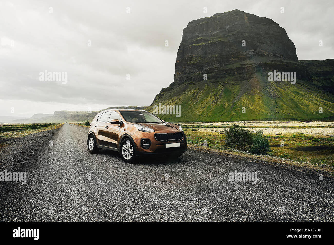 Auto SUV. Concetto di viaggio con grande 4x4 Sport e auto moderna in montagna. L'Islanda. Foto Stock