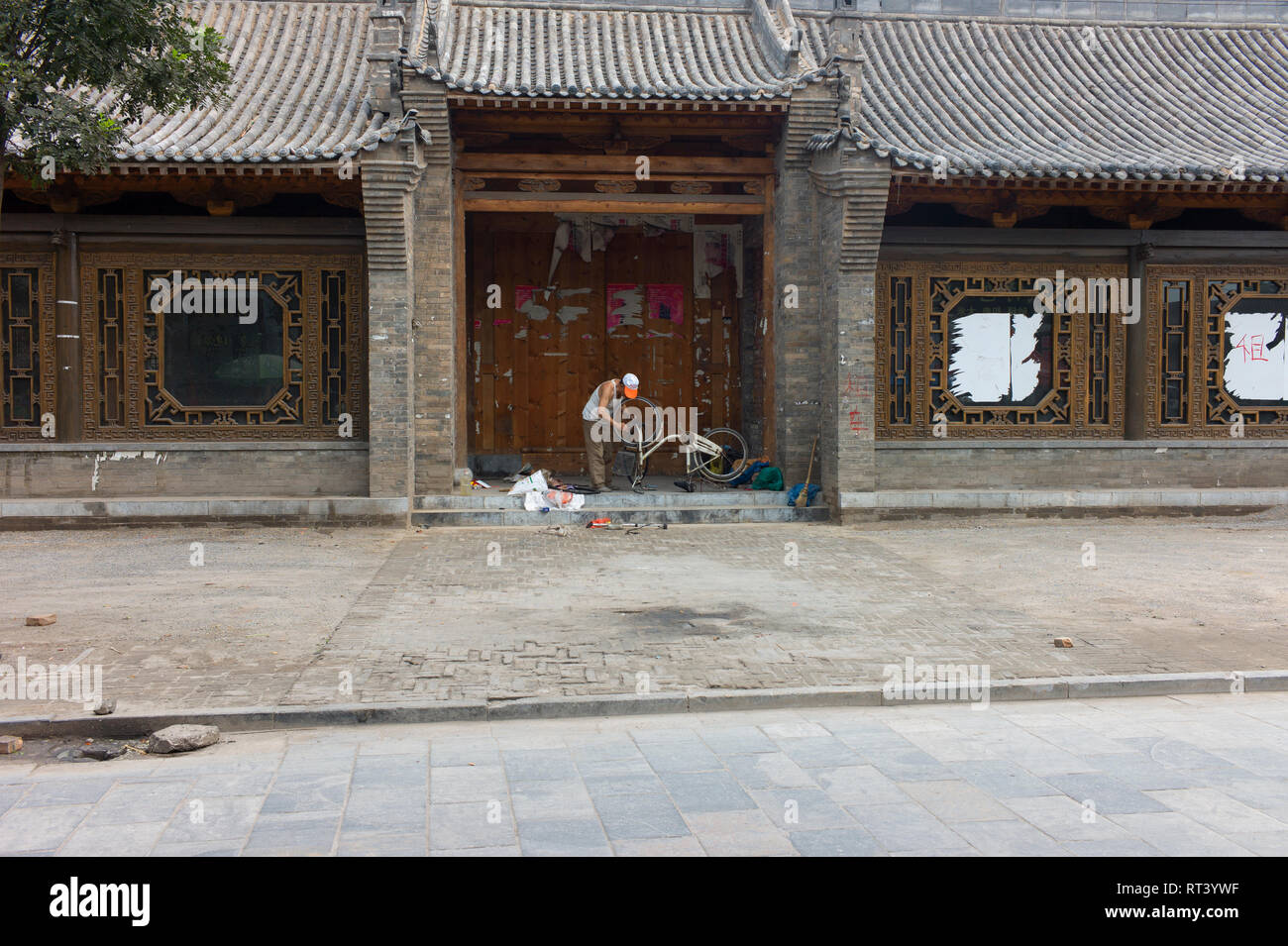 La riparazione di biciclette in Pingyao, Cina Foto Stock
