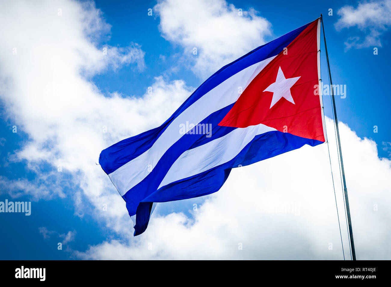 Bandiera cubana sventolando in aria Foto Stock
