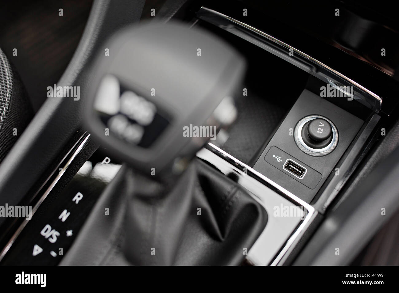 Una leva del cambio e un connettore USB in Skoda Kodiaq DSG (Foto CTK/René FLUGER) Foto Stock