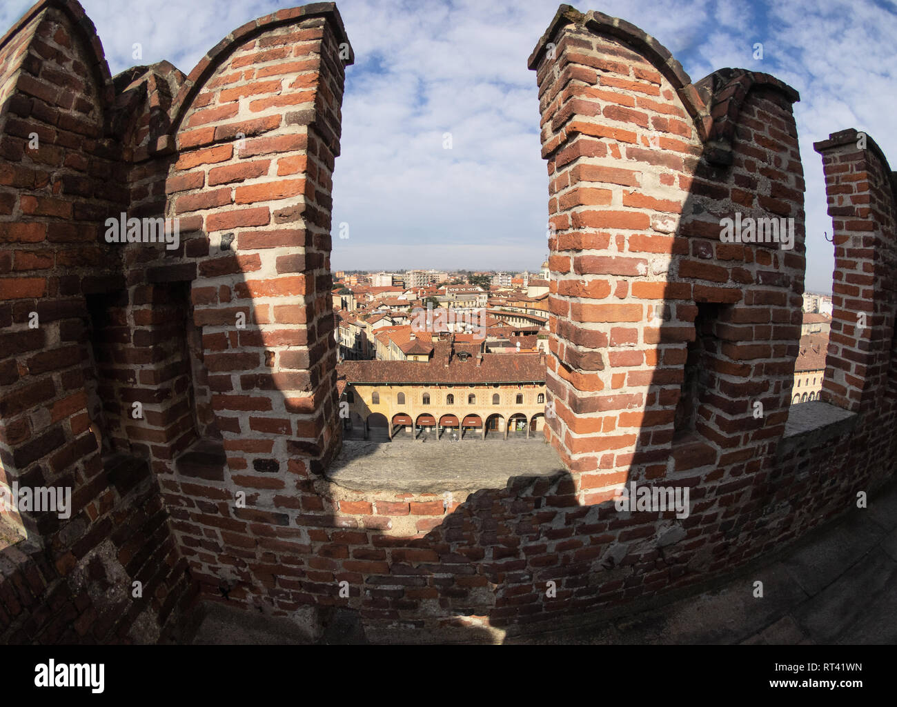 Vista della città dalla torre Bramante, simbolo di Vigevano. Italia Foto Stock