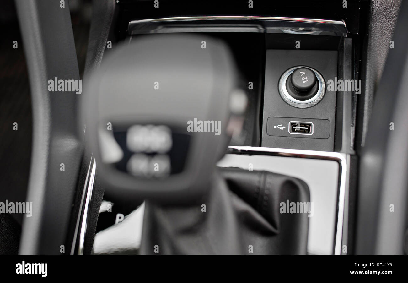 Una leva del cambio e un connettore USB in Skoda Kodiaq DSG (Foto CTK/René FLUGER) Foto Stock