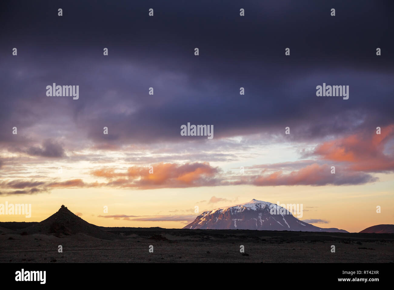 Drammatica cielo sopra il Herdubreid tuya (flat-sormontato ripide facciate vulcano) montagna in Ódáðahraun (Lava del Male), il largegst islandese campo di lava Foto Stock