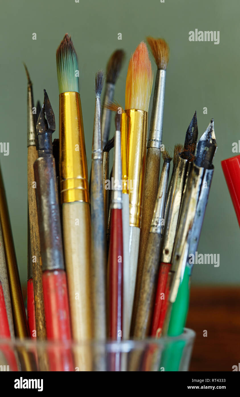 Foto di pennelli per dipingere in una giara Foto Stock