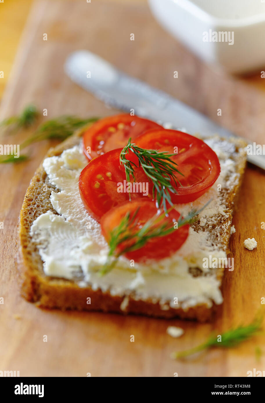 Pane con formaggi e pomodoro Foto Stock