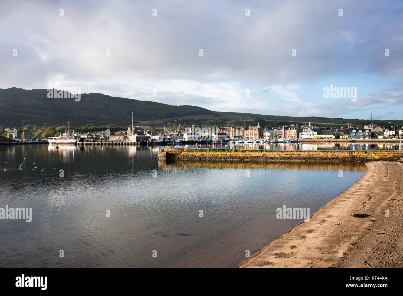 Campbeltown si vede attraverso Campbeltown Loch nella luce del mattino che mostra il porto con ormeggiate barche e navi. Foto Stock