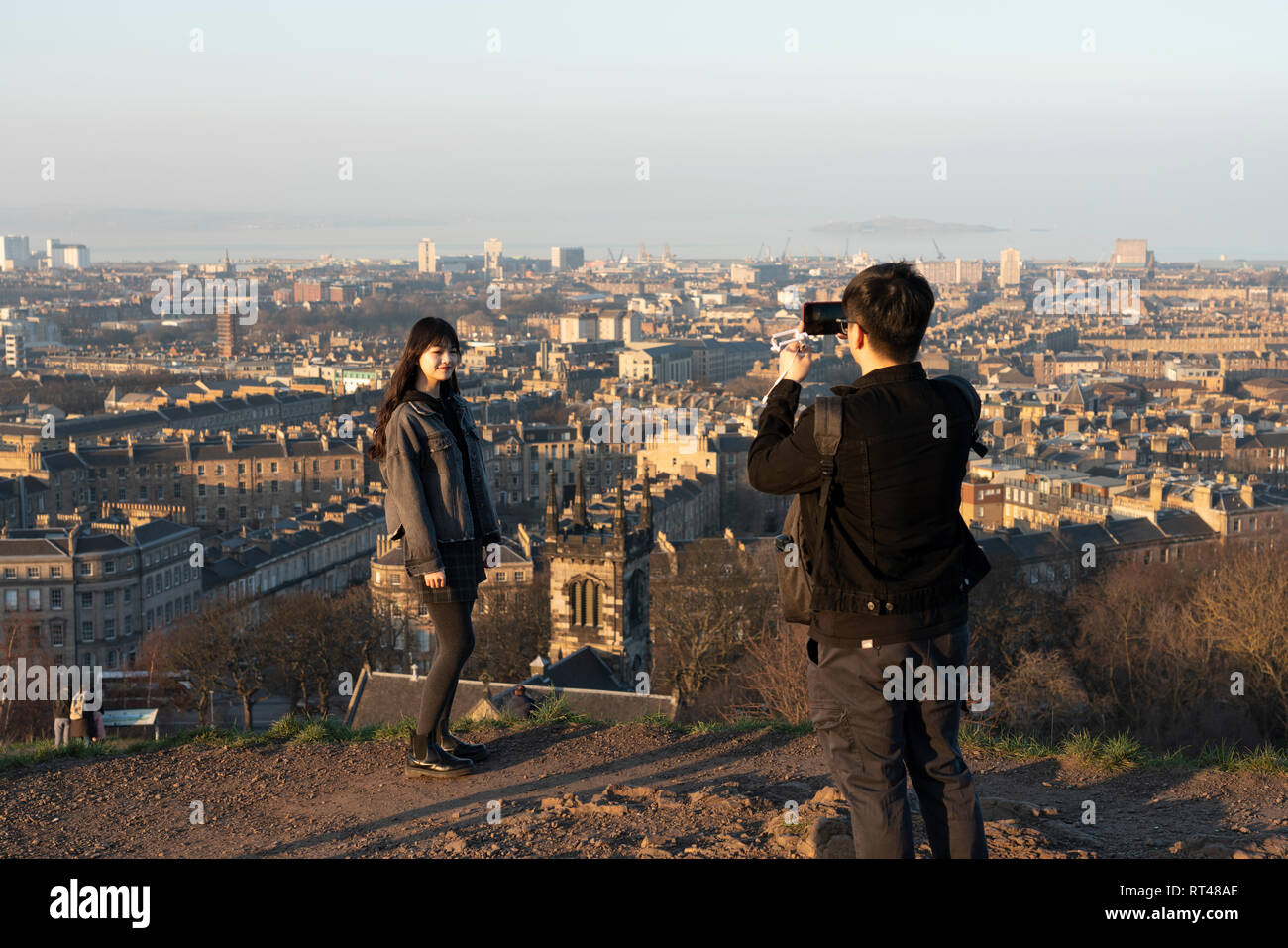 Edimburgo, Scozia, Regno Unito. Il 26 febbraio, 2019. Il turista a godere di vista di Leith da Calton Hill a Edimburgo dopo giorno chiaro , Edimburgo, Scozia, Regno Unito Foto Stock