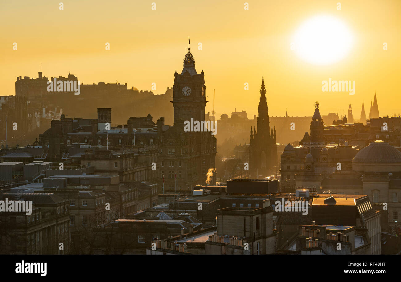 Edimburgo, Scozia, Regno Unito. Il 26 febbraio, 2019. Vista al tramonto sul famoso skyline di Edimburgo dal Calton Hill a Edimburgo dopo una calda giornata limpida con tem Foto Stock