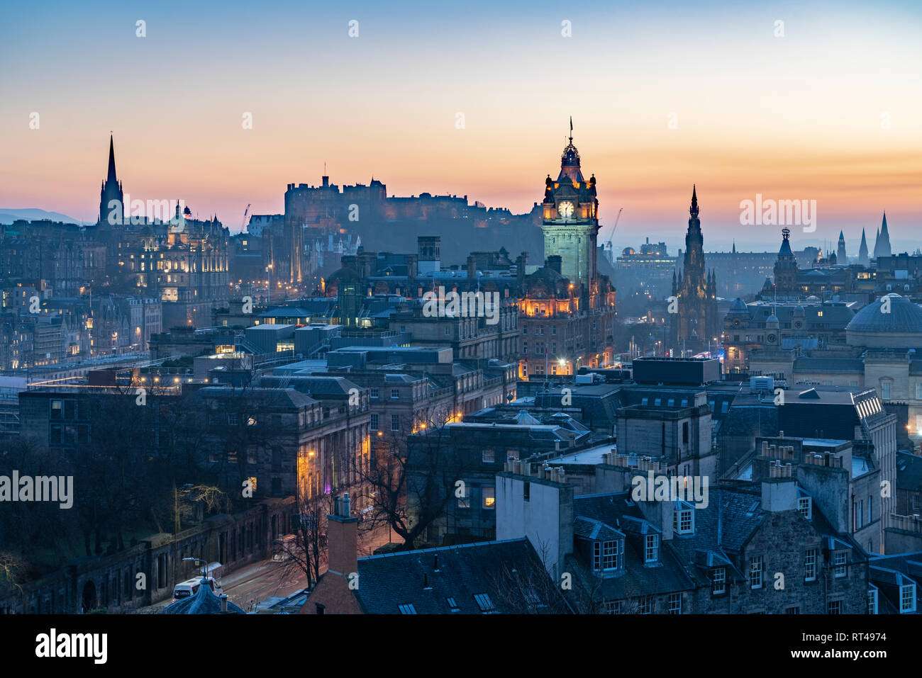 Edimburgo, Scozia, Regno Unito. Il 26 febbraio, 2019. Vista al tramonto sul famoso skyline di Edimburgo dal Calton Hill a Edimburgo , in Scozia, Regno Unito Foto Stock