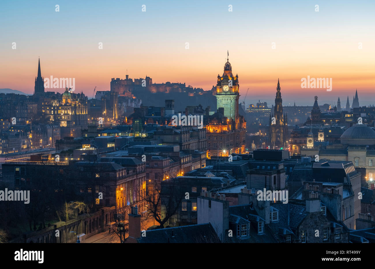 Edimburgo, Scozia, Regno Unito. Il 26 febbraio, 2019. Vista al tramonto sul famoso skyline di Edimburgo dal Calton Hill a Edimburgo , in Scozia, Regno Unito Foto Stock