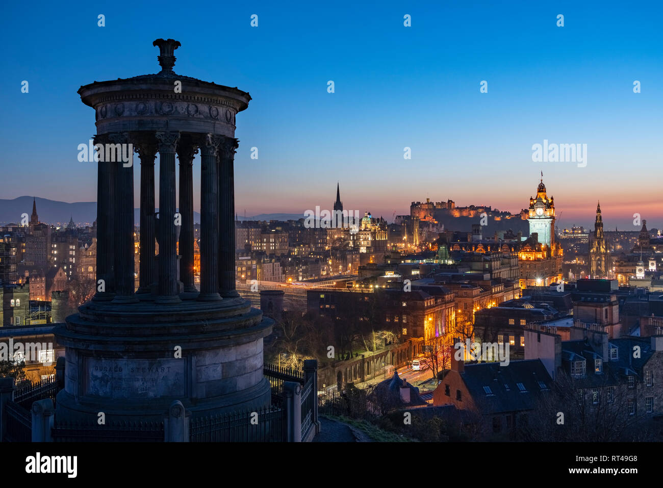 Edimburgo, Scozia, Regno Unito. Il 26 febbraio, 2019. Vista al tramonto sul famoso skyline di Edimburgo dal Calton Hill a Edimburgo , in Scozia, Regno Unito Foto Stock