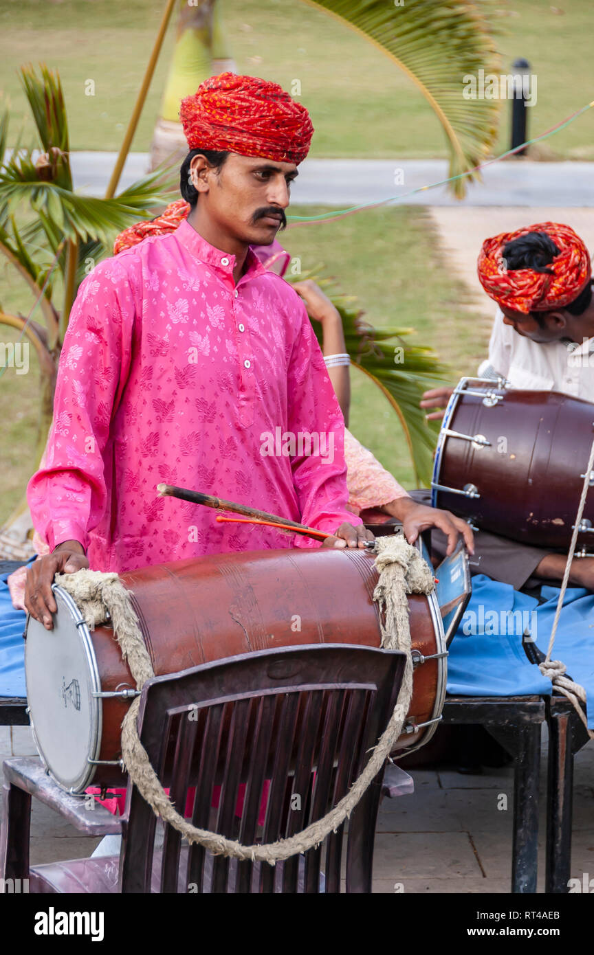 Un ritratto di una tradizionale indiano (batterista percussionista) da parte dello stato del Rajasthan, con un asta Dholak tensione. Hyderabad, Telangana, India. Foto Stock