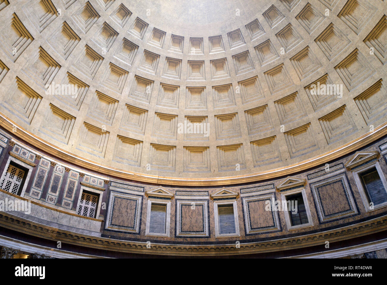 Disegno Particolare del soffitto interno cupola, o calcestruzzo a cassettoni cupola del Pantheon, un ex tempio romano (113-125AD) ora una chiesa, Roma Italia Foto Stock