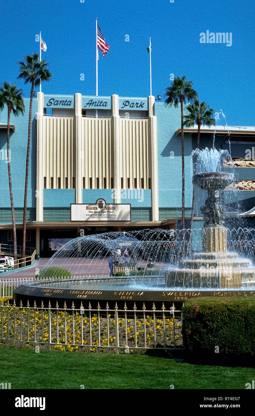 Un art-deco identifica la facciata storica di Santa Anita Park, aperto nel 1934 in Arcadia vicino a Los Angeles ed è il più antico di cavalli purosangue racetrack nel sud della California, Stati Uniti d'America. La partecipazione alla Santa Anita la via e il numero di gare ci aumentata quando le altre principali thoroughbred race course nella Contea di Los Angeles, Hollywood Park, chiuso nel 2013 dopo essere stato in funzione dal 1938. Foto Stock