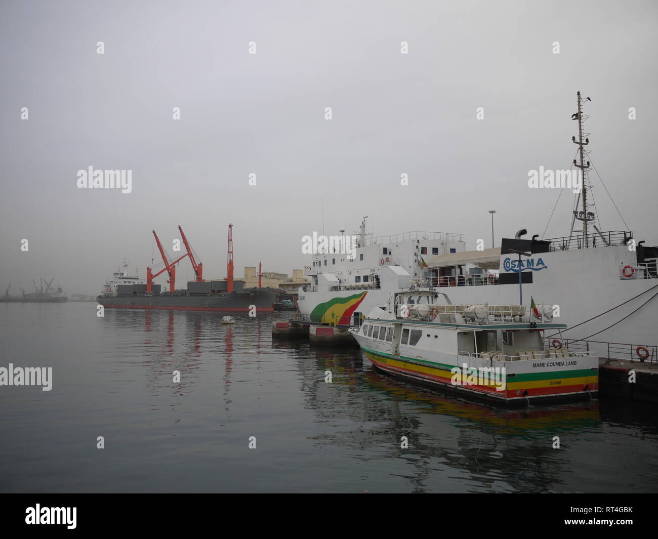 Le navi passeggeri nel porto di Dakar Foto Stock