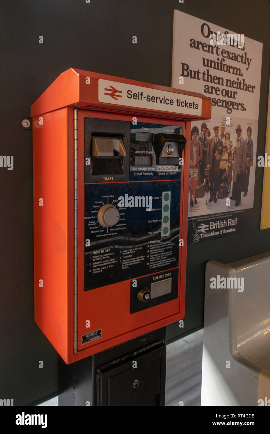 Un self service ticket machine in mostra al Museo nazionale delle ferrovie, York, UK. Foto Stock