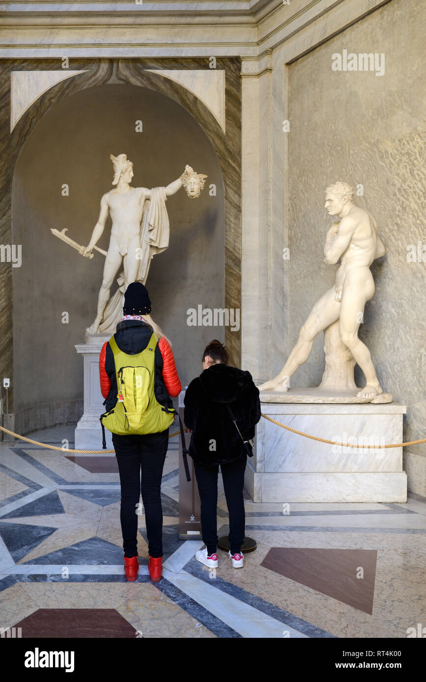 I turisti ammirare statue classiche incluse Perseo trionfante & Medusa di Antonio Canova (1757-1822) nel Cortile Ottagonale Musei Vaticani Foto Stock