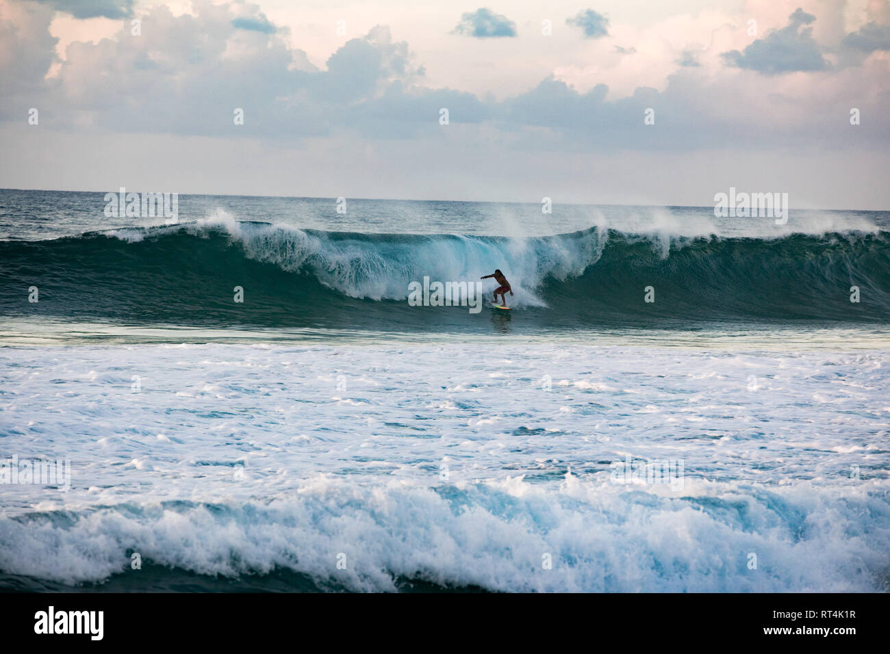 I surfisti professionisti navigare è di altissimo livello onde di Fernando de Noronha, un'isola della costa nord del Brasile Foto Stock