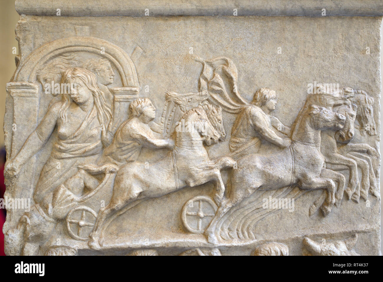 Bassorilievo del carro romano & Charioteer su c2nd ad altare di Tiberio Claudio Faventinus nel Cortile Ottagonale Musei Vaticani Foto Stock