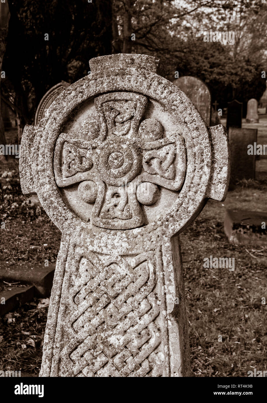 Celtic cross lapide nel cimitero del Regno Unito. Foto Stock