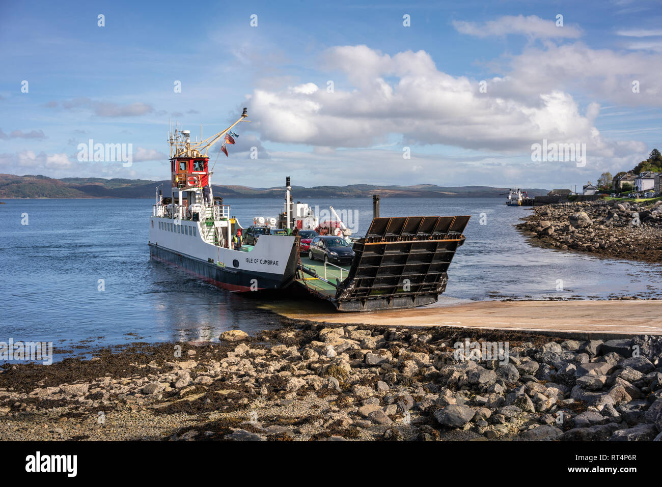 Il Tarbert a Portavadie traghetto per auto azionati da Caledonian MacBrayne arrivando a Tarbert in un pomeriggio soleggiato. Foto Stock