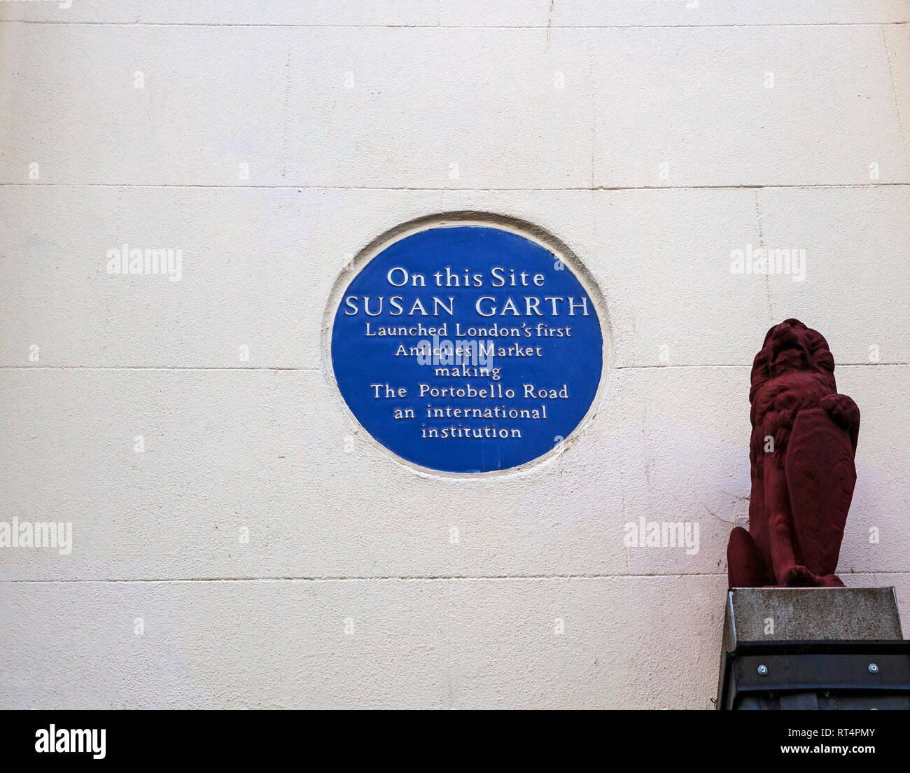 Targa blu marcatura dove Susan Garth ha lanciato a Londra il primo mercato di antiquariato a Portobello Road a Notting Hill Foto Stock