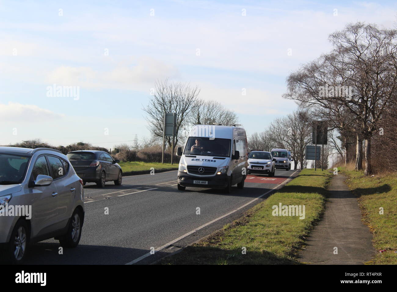 Strada di campagna con i furgoni e le vetture che viaggiano per lavoro e per piacere nello Yorkshire , Inghilterra Foto Stock