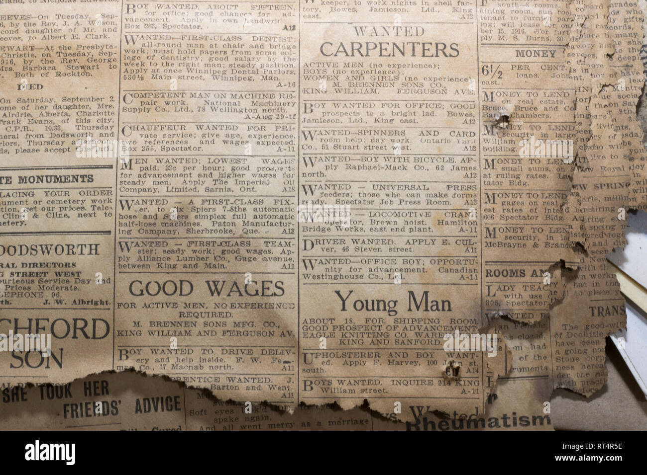 100 anno vecchio giornale annunci cerca persone per l'occupazione. Desidera che gli annunci pubblicitari in una vecchia canadese giornale stampato in cerca di uomini per lavoro. Foto Stock