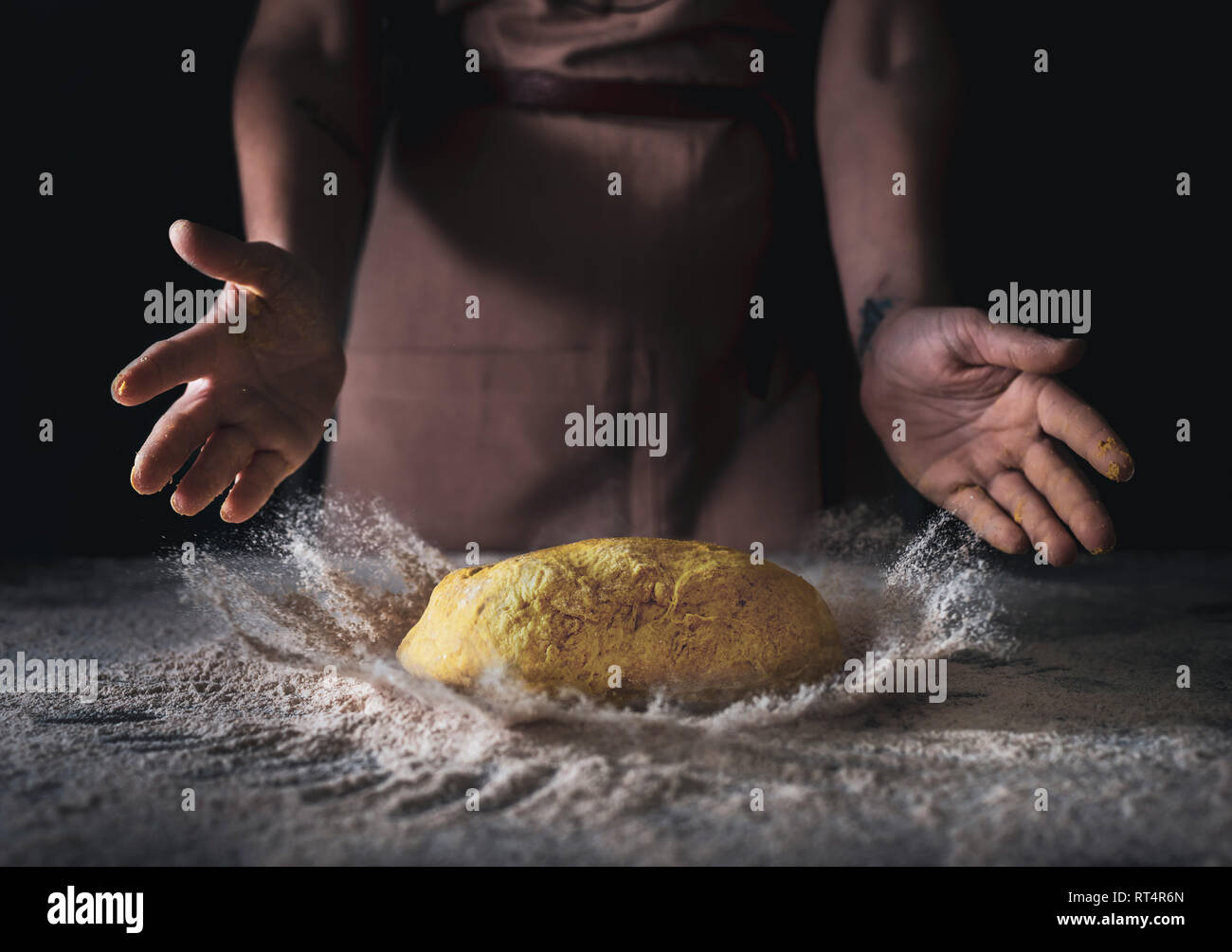 Lo Chef la caduta di impasto e battenti la farina a fontana sul tavolo di legno sfondo Foto Stock