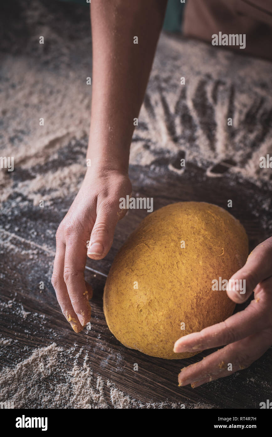 Lo chef donna indossa il grembiule gli impasti a mano al forno Foto Stock