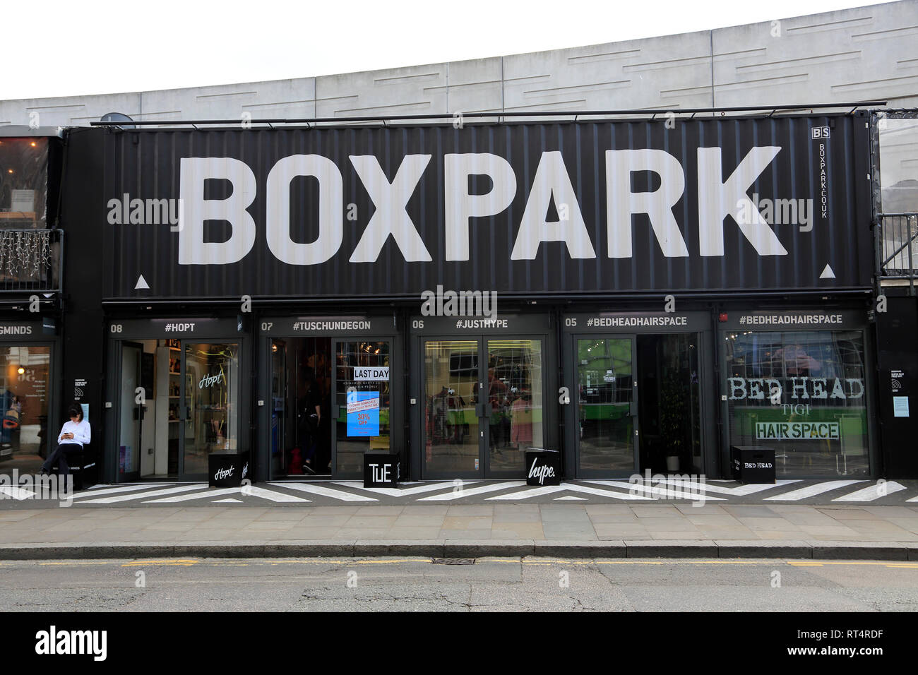 Boxpark, Shopping Mall costruito con i contenitori di spedizione, Shoreditch, East End di Londra, Inghilterra, Regno Unito Foto Stock