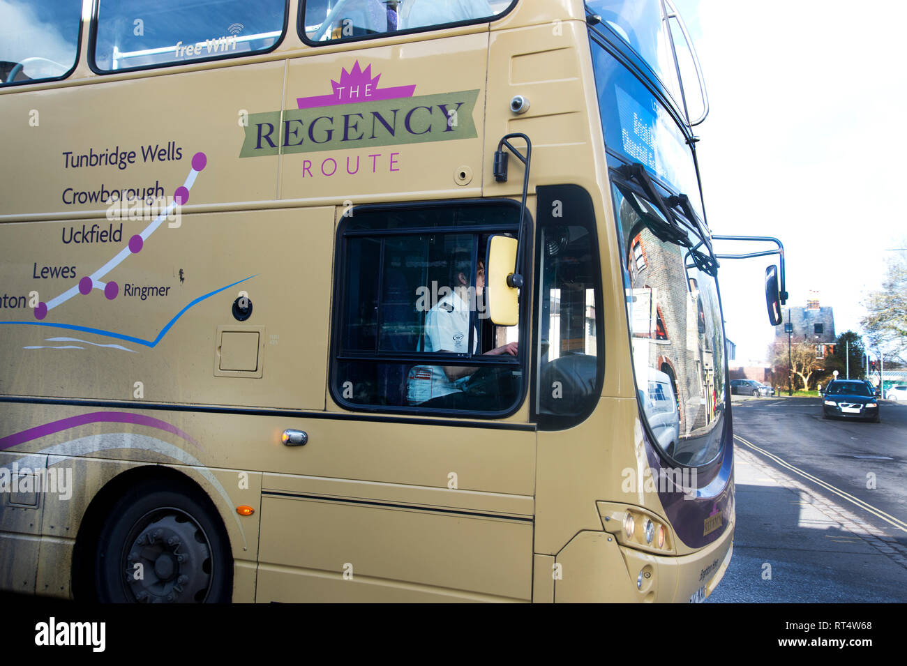 Sussex. Lewes. Regency route bus 29 da Tunbridge Wells a Brighton. Donna conducente di bus. Foto Stock