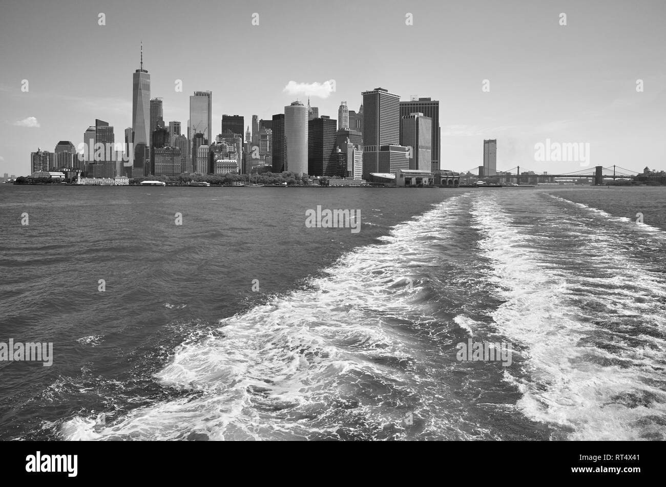 Immagine in bianco e nero di New York skyline della città visto da un traghetto, STATI UNITI D'AMERICA. Foto Stock